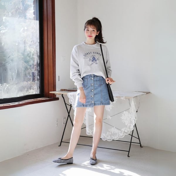 Áo hoodie với chân váy denim