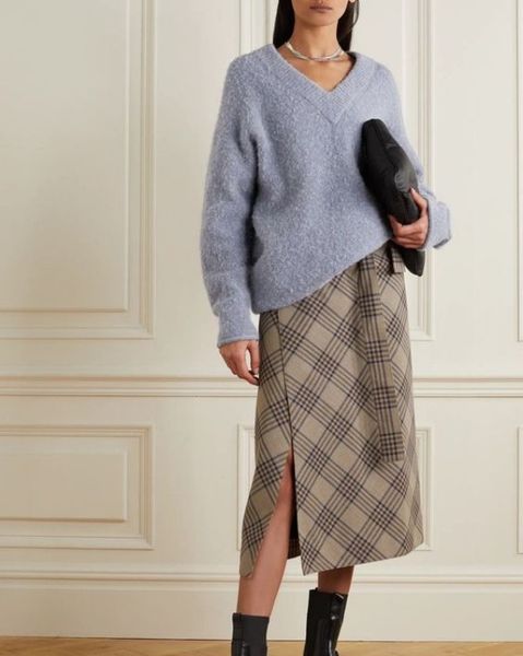 Mua áo len cổ tròn mix chân váy dài xẻ tà tại Maison Online