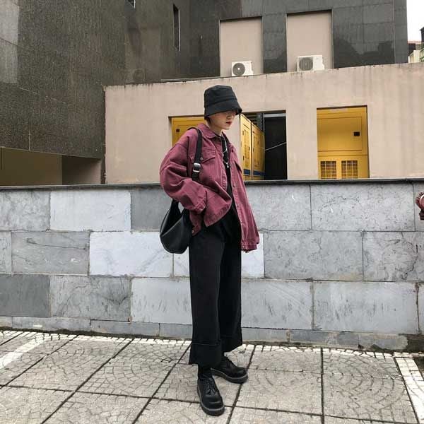 Áo khoác kaki oversize mix cùng áo thun trơn và quần jean đứng ống