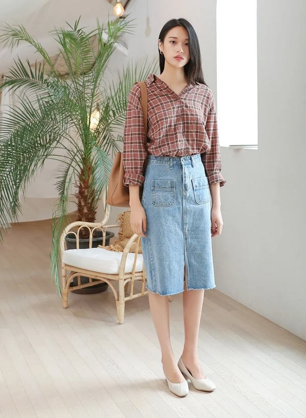 Áo sơ mi oversize nữ kết hợp cùng chân váy jean