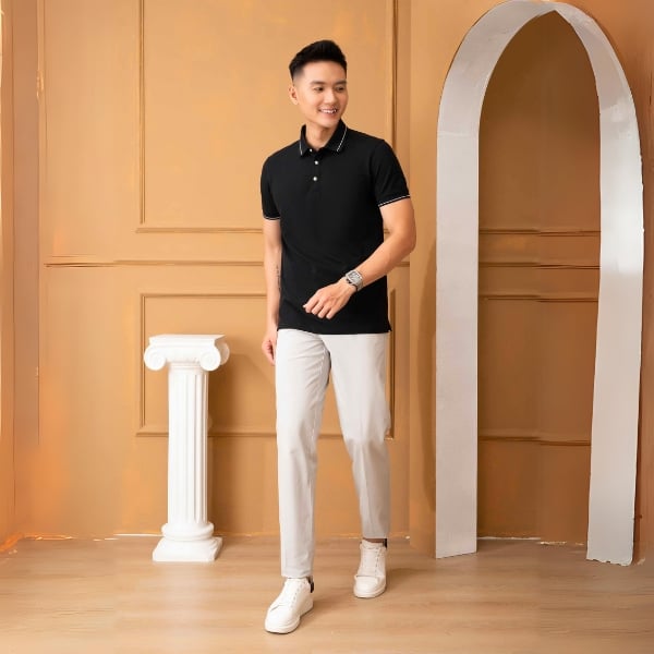 Áo polo với quần kaki