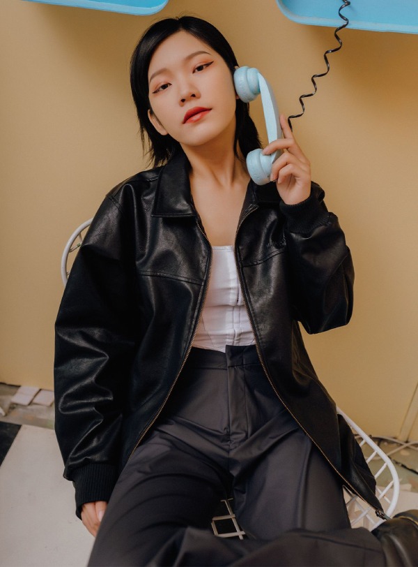 phối áo khoác da với áo bra không dây