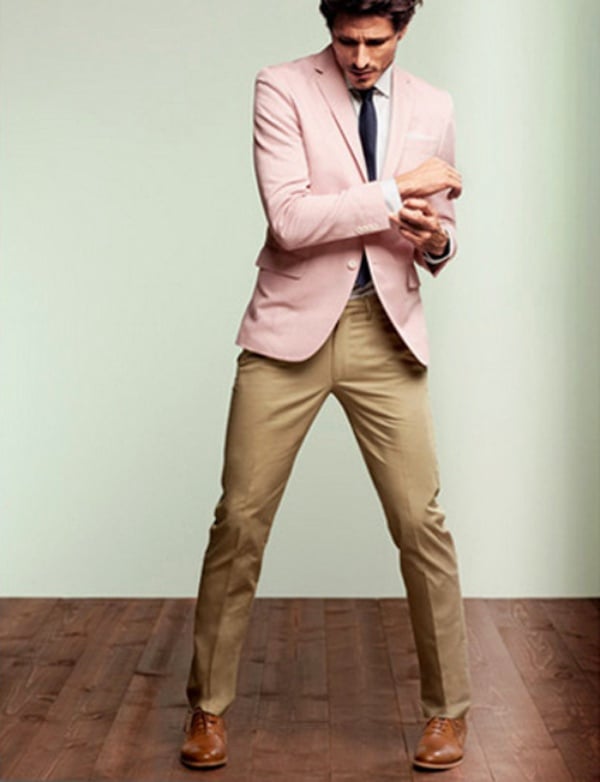 Giày tây nam phối cùng áo blazer sáng màu