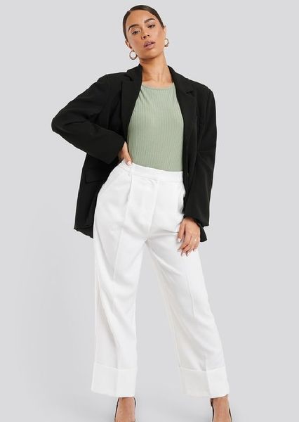 Phá cách và đối lập với cách phối đồ với cổ tròn với quần tây