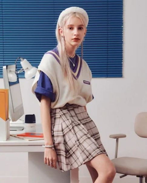 Phối áo gile nữ với chân váy