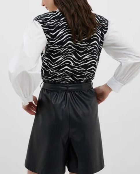 Phối áo gile với quần short