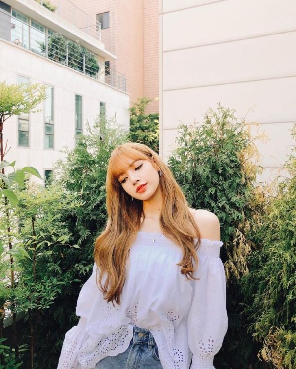 Ca sĩ Lisa phối áo trễ vai cùng quần jeans khoe trọn đường nét cơ thể