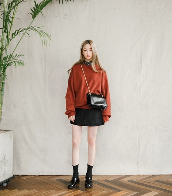 Boot cổ cao phối hợp miniskirt và sweater