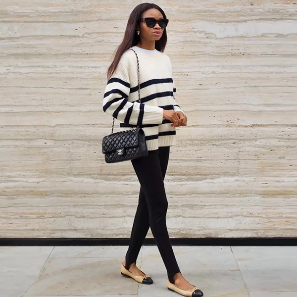 Kết hợp quần legging với áo thun cùng giày búp bê