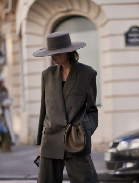 Phong cách vô cùng độc lạ khi phối vest cùng mũ fedora