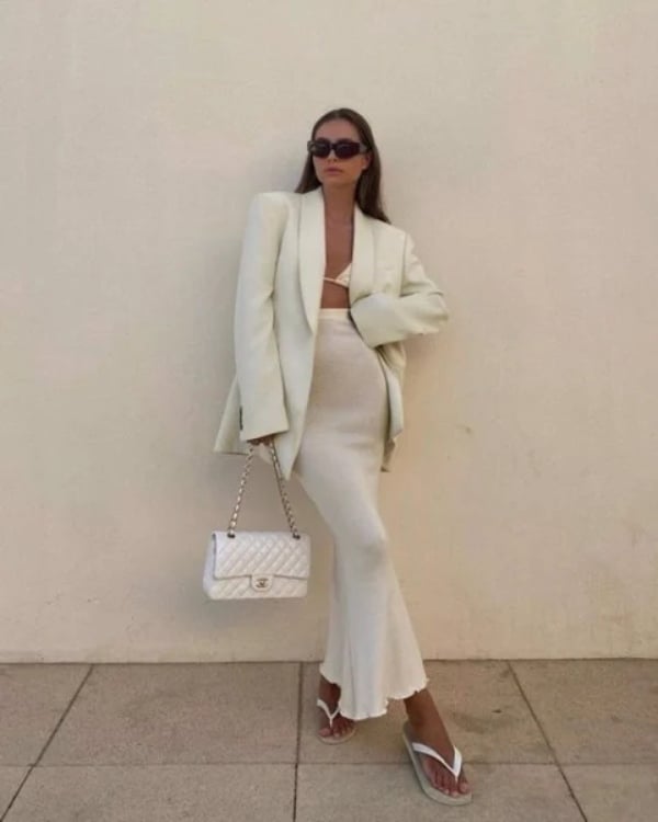 Chân váy bút chì  phối cùng áo blazer