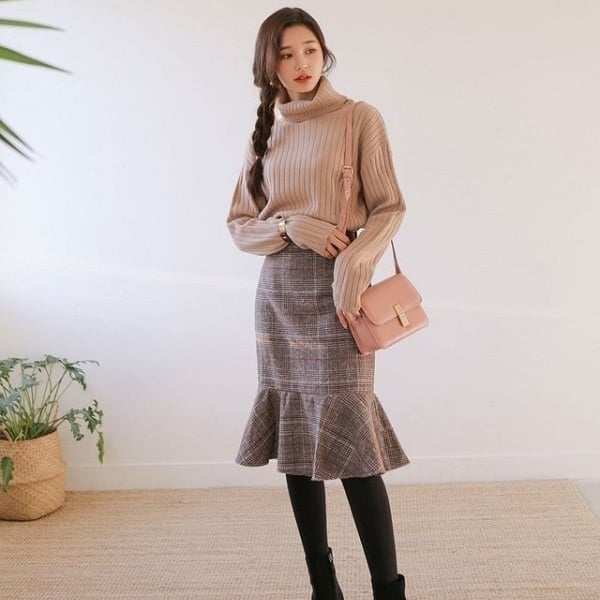 Chân váy đuôi cá với áo len cổ lọ