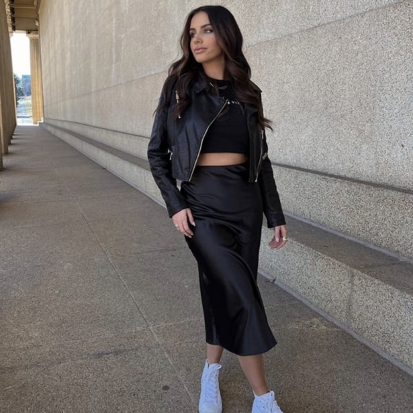 Chân váy midi với áo khoác jacket