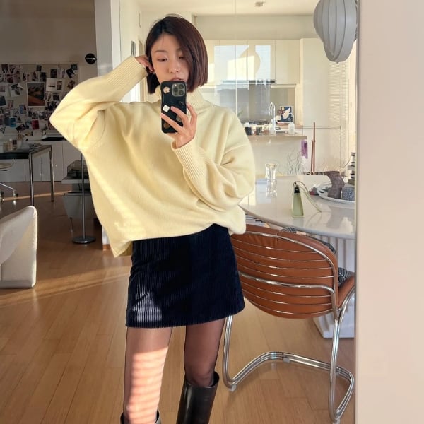 Chân váy ngắn với áo sweater