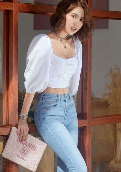 Cách phối áo croptop với quần jeans