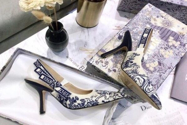 Giày Dior nổi bật với các chi tiết sang chảnh, rất phù hợp với những buổi dự tiệc cần sự tinh tế, sang trọng.