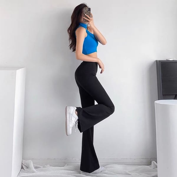 Kết hợp giày sneaker với quần ống loe và áo croptop