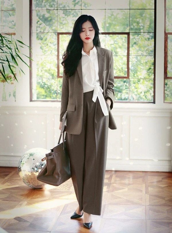 Phối đồ style Trung Quốc trưởng thành cùng quần ống rộng với áo sơ mi và áo Blazer khoác ngoài