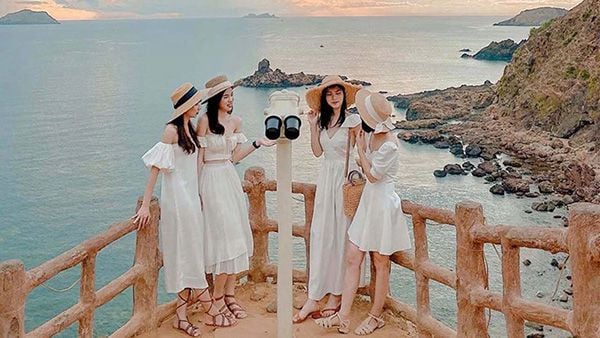 Mix đồ đi biển tone sur tone dành cho nhóm bạn