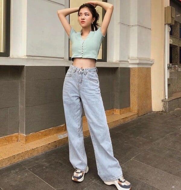 13 Cách phối áo croptop với quần ống rộng cực trendy, sành điệu