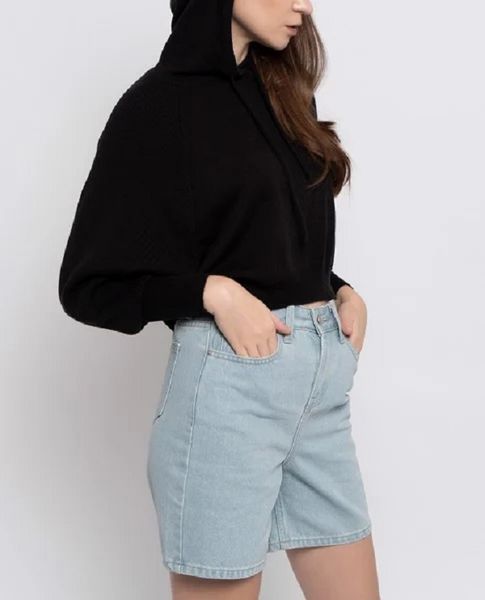 Phối đồ với áo Hoodie nữ tay lỡ cùng quần short