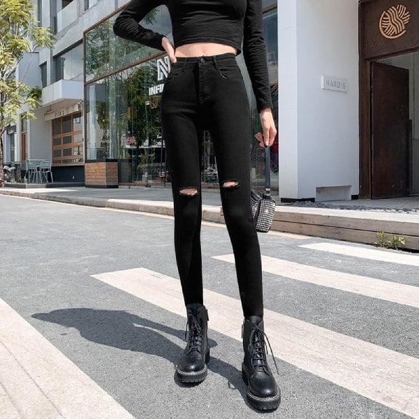 Boot cổ thấp + áo croptop + quần jean rách