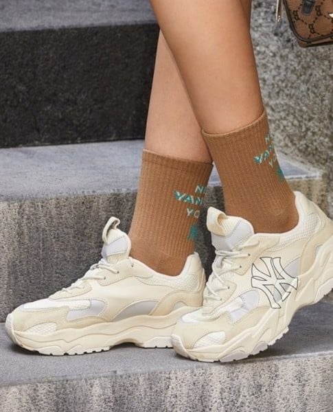 cách phối đồ với tất cao cổ nữ với giày sneaker