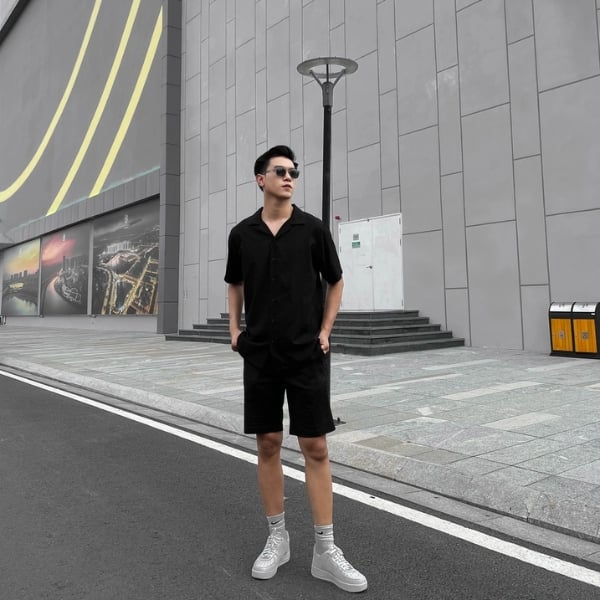 Phối giày sneaker cùng áo phông