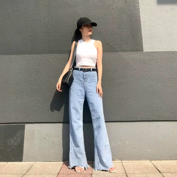 Phối giày sneaker cùng quần ống rộng thoải mái