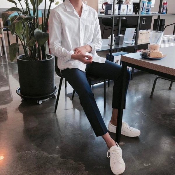 Phối giày sneaker nam cùng áo sơ mi