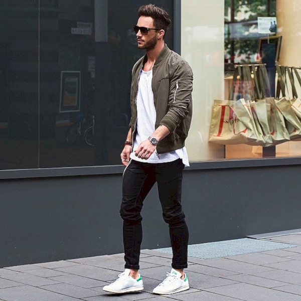 Phối giày sneaker với áo khoác bomber