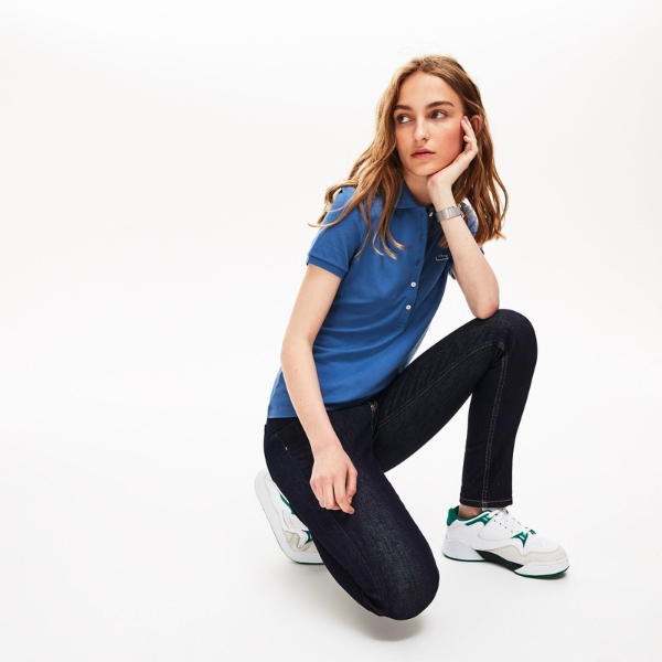 Phối giày sneaker với áo polo thanh lịch