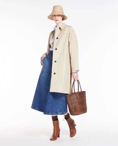 Áo sơ mi cùng chân váy jean dài Weekend Max Mara khoác ngoài áo măng tô cổ điển