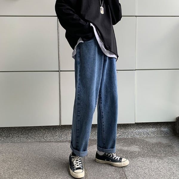 Quần jean ống suông kết hợp với giày sneaker