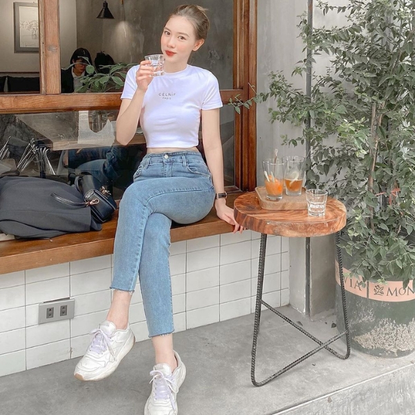 Quần jeans phối áo thun đơn giản