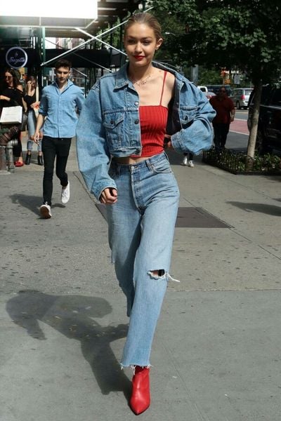 Jeans suông với áo 2 dây