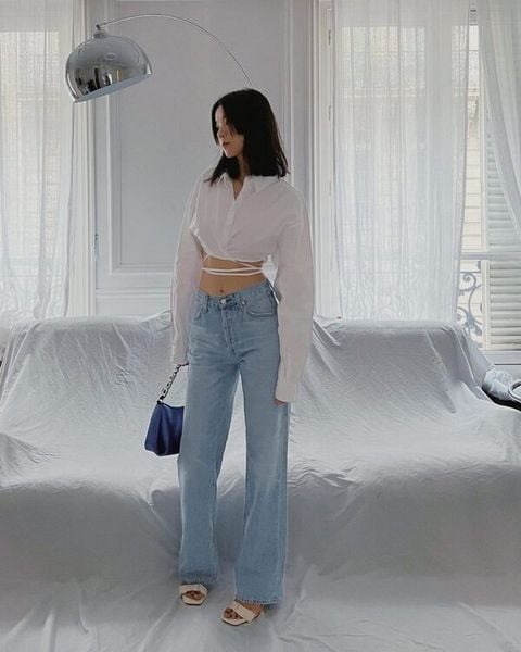 Quần jeans ống suông phối với áo sơ mi croptop