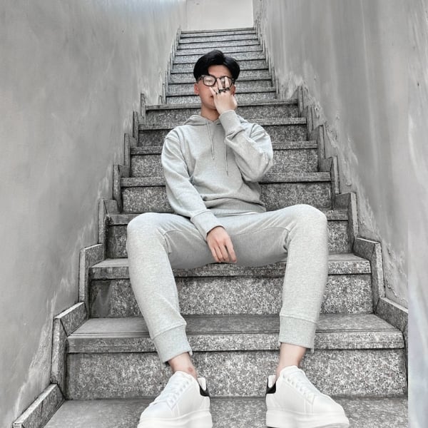 Quần jogger với áo hoodie