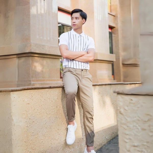 Quần kaki và áo phông
