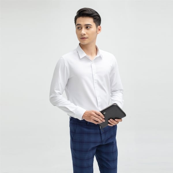 Quần tây và áo sơ mi gọn gàng