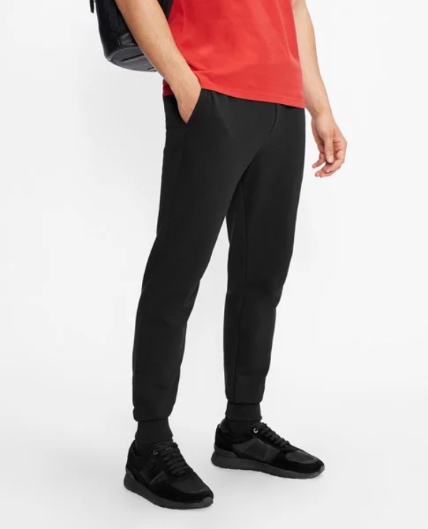 Áo thun tay ngắn với sneaker - tươi mới, năng động