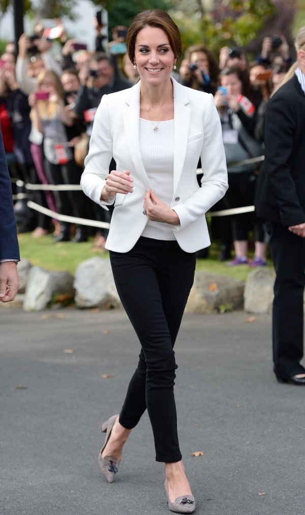 Vương phi Kate Middleton, phu nhân của Thân vương xứ Wales William diện đôi giày hãng J.Crew