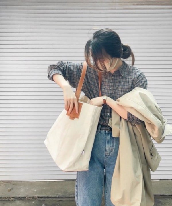 Áo sơ mi kẻ caro mix quần jean và túi canvas
