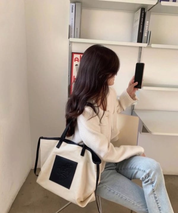 Phối đồ với túi canvas cùng quần jean và áo khoác dạ tweed