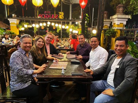 CEO JANSSEN COSMETICS VÀ INSPIRA COSMETICS TRONG CHUYẾN GHÉ THĂM CÔNG TY KHÔNG GIÀ.