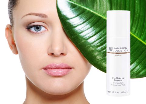 Tại sao vùng mắt nên dùng dung dịch tẩy trang riêng biệt?