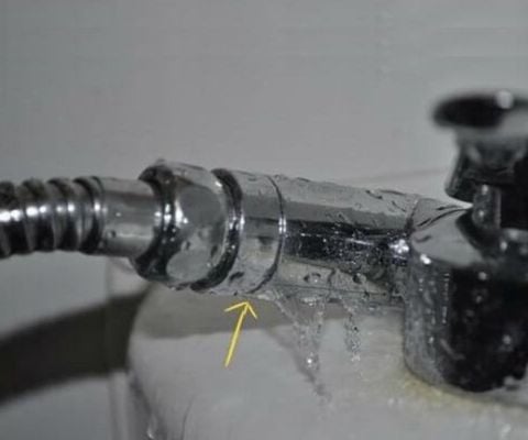 Vòi xịt vệ sinh bị gãy thì sửa như thế nào?