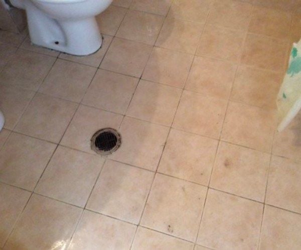 Nguyên nhân khiến sàn nhà vệ sinh ố vàng, có cặn