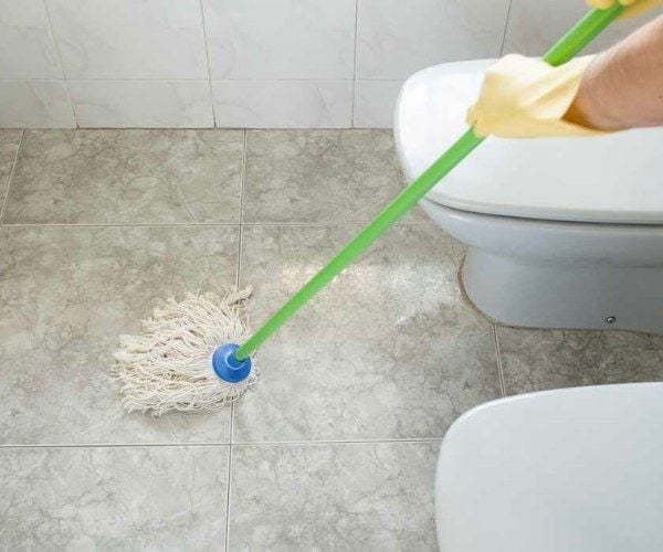 Cách tẩy trắng sàn nhà vệ sinh