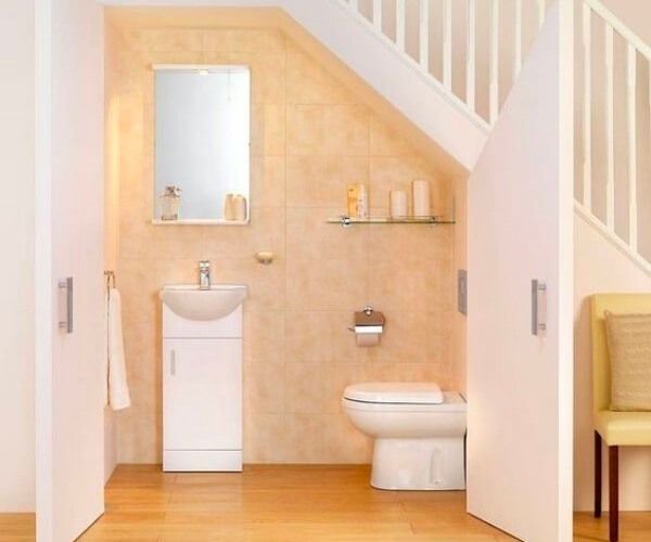 Có nên làm nhà vệ sinh dưới chân cầu thang không?